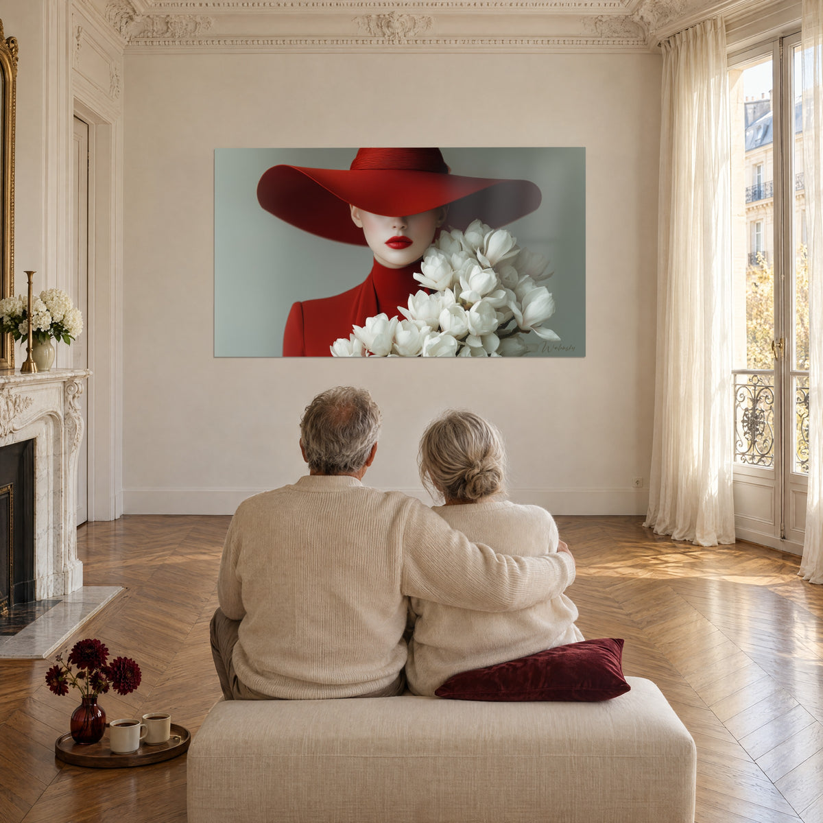 Cuadro de una dama con traje rojo y sombrero de ala ancha, magnolias nacaradas, pareja mayor de espaldas sobre un puf crema