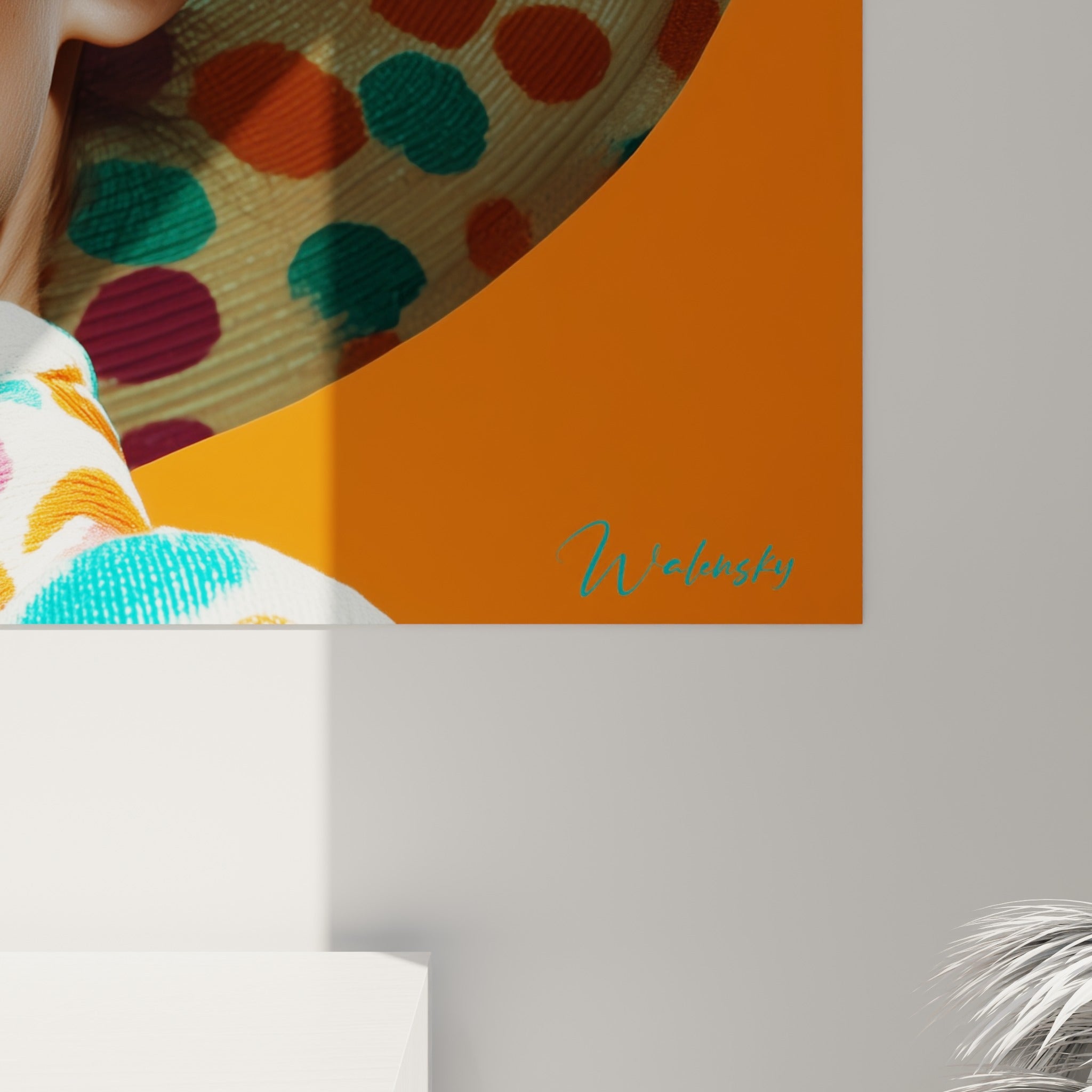 Détail du grain de l'impression révélant les pois orange, roses et turquoise du chapeau texturé