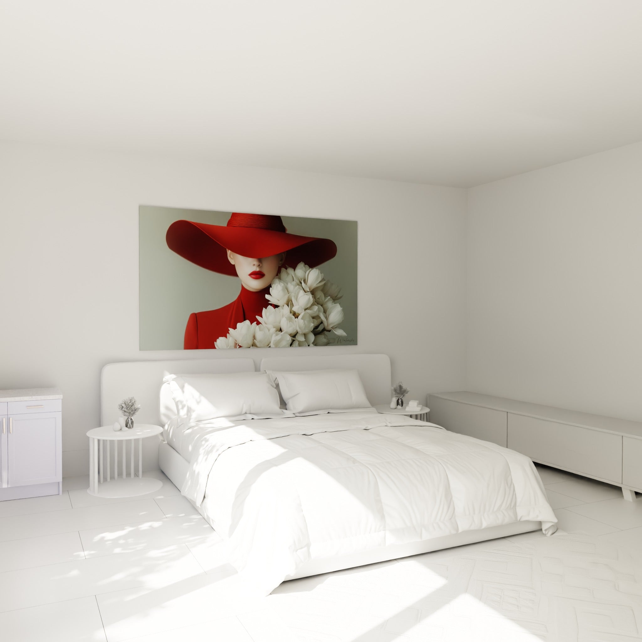 Silhouette voilée par un chapeau rouge et bouquet de magnolias blancs, au-dessus d'un lit dans une chambre claire