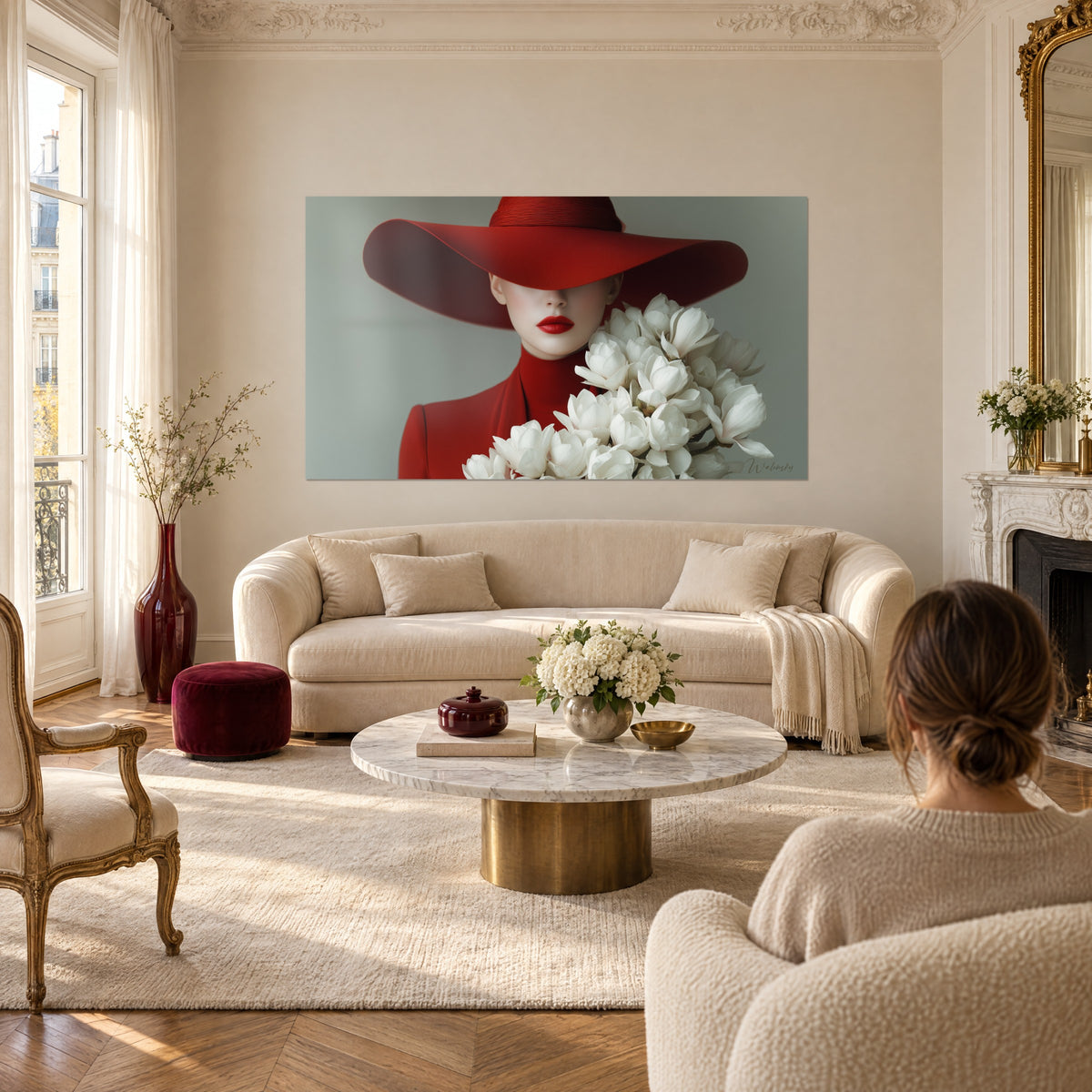 Cuadro de una elegante mujer con un gran sombrero rojo y labios carmín, ramo de magnolias blancas, sobre un sofá en un salón luminoso