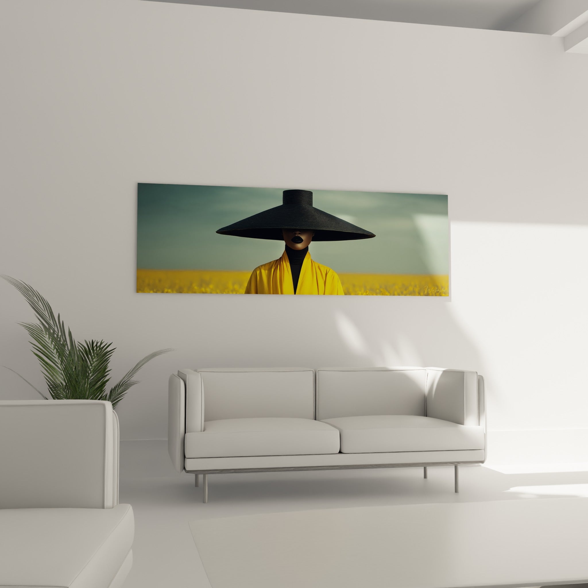Figure énigmatique en jaune et noir accrochée au-dessus d'un canapé dans un salon lumineux