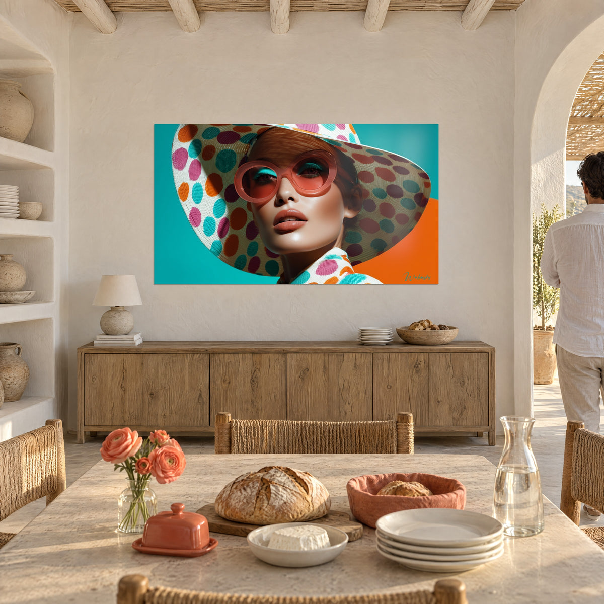 Cuadro de rostro de moda con montura redonda rosa salmón, sombrero blanco salpicado de lunares verdes y naranjas, comedor abovedado