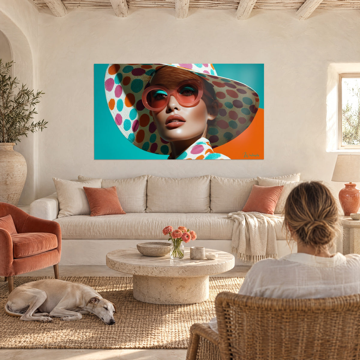 Cuadro de una mujer con gafas rosa coral y sombrero turquesa de lunares, fondo naranja, sobre un sofá en un salón luminoso
