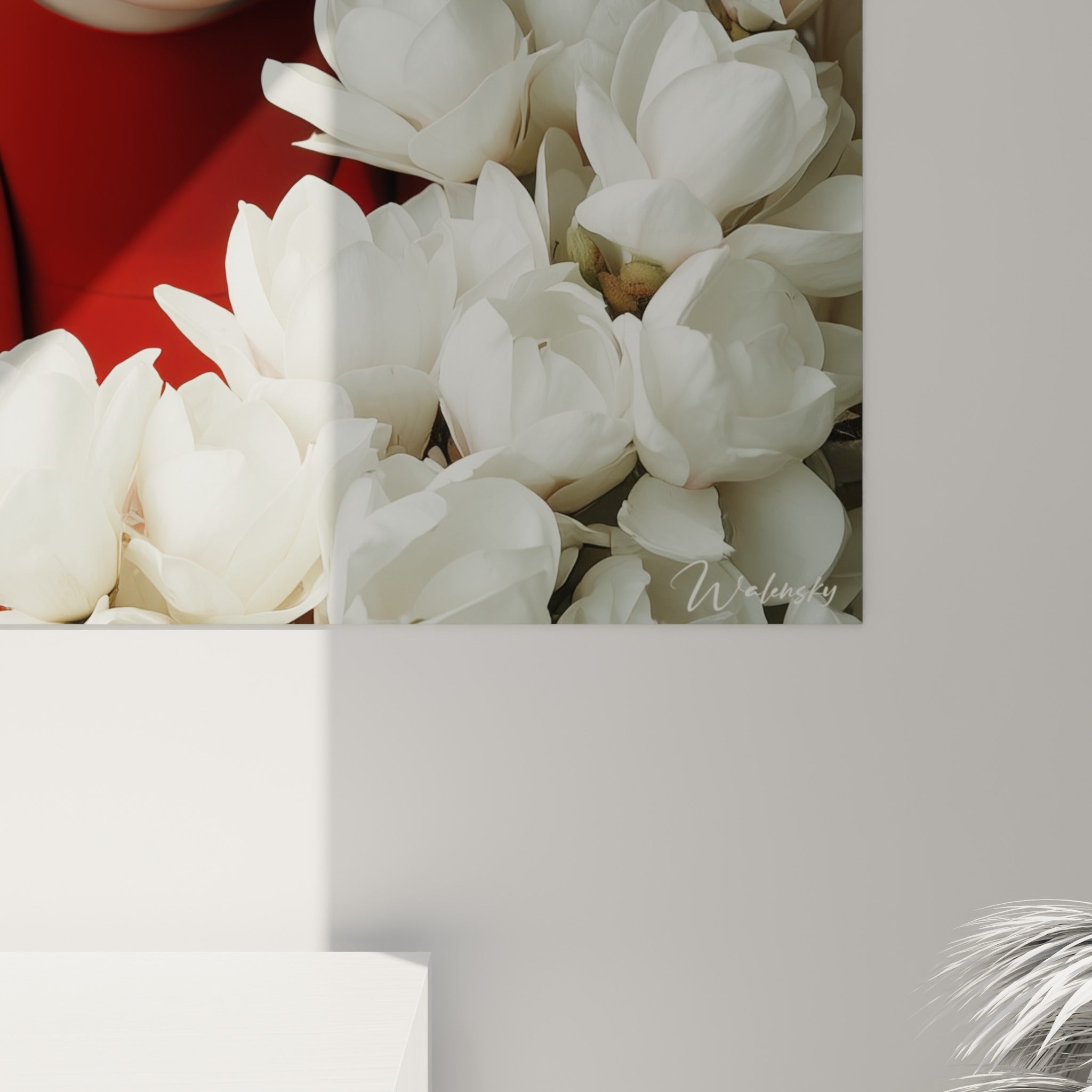 Grain du tissu rouge et texture des pétales blancs capturés en détail sur toile imprimée