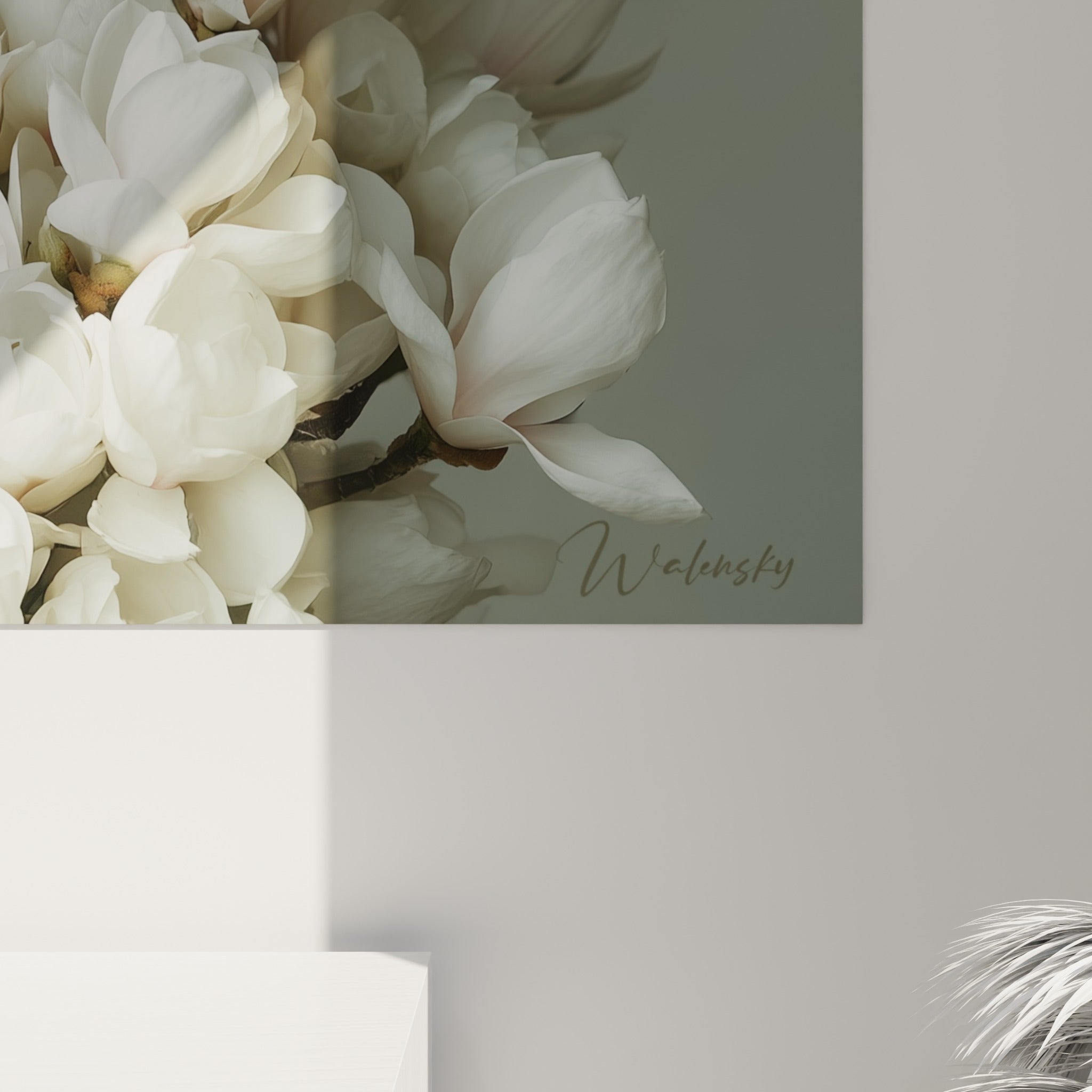 Empâtements du chapeau rouge satiné et pétales blancs texturés des magnolias, matière visible en gros plan