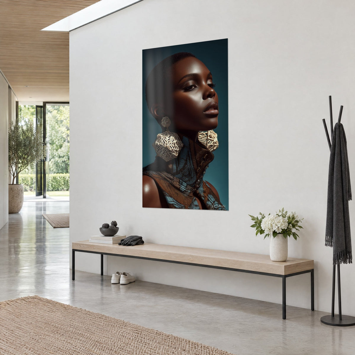 Tableau visage ébène au profil altier, col de brocart cuivré et bleu, boucles ivoire sculptées, mur blanc et banc en bois clair