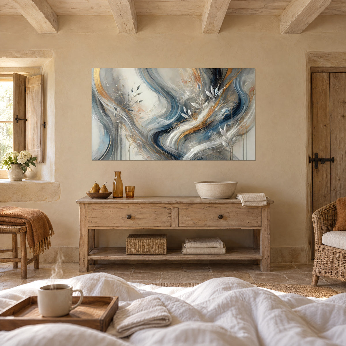 Quadro con colate dorate di azzurro e sabbia, rametti bianchi, appeso sopra un letto in una camera luminosa