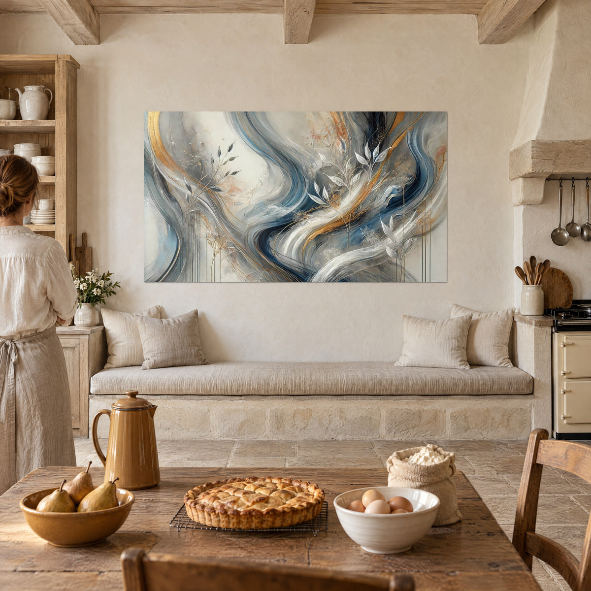 Quadro con vortici blu navy e oro, delicato fogliame argentato, cucina rustica dove una donna di spalle prepara una crostata