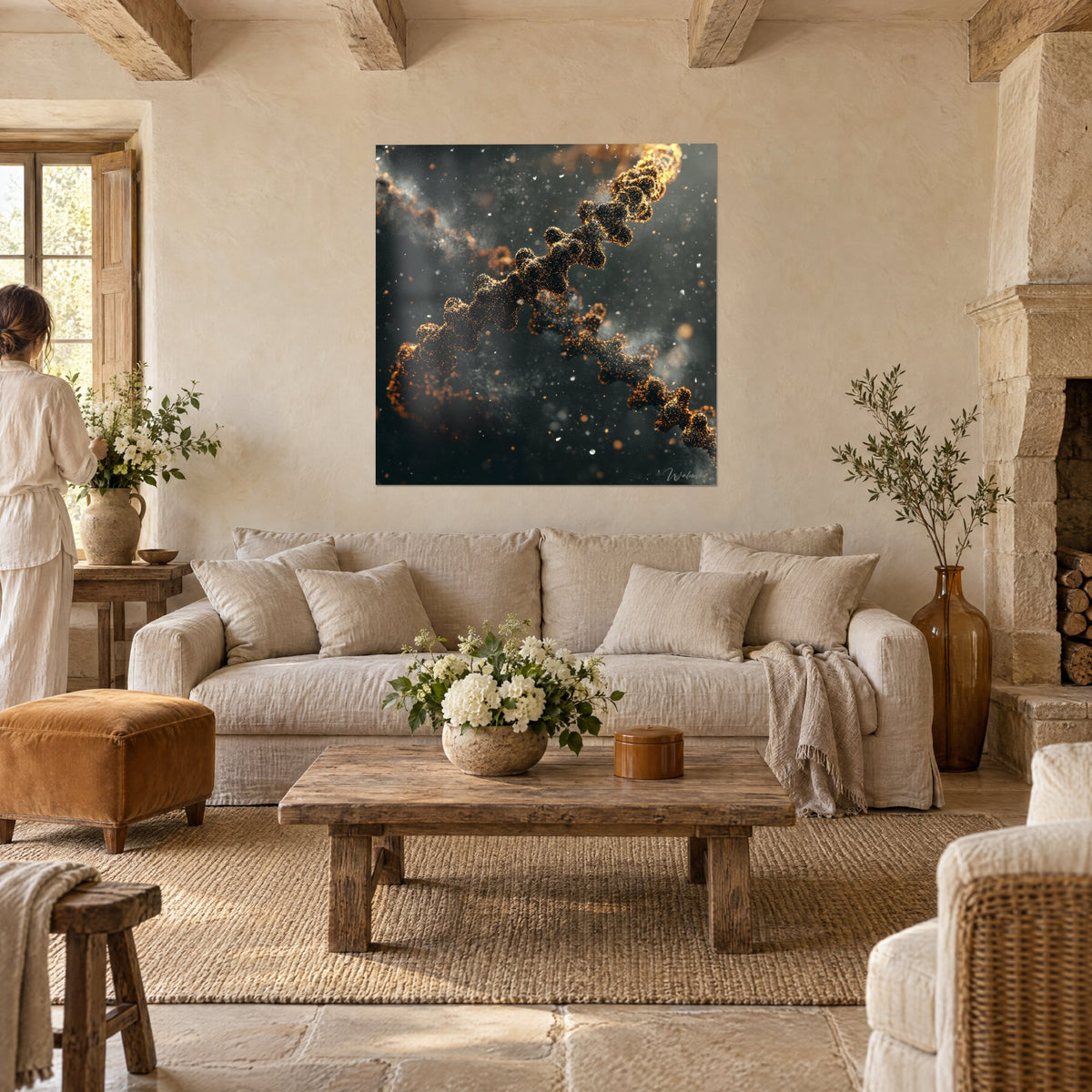 Tableau double hélice d'ADN en grains d'or sur fond noir charbon, au-dessus d'un canapé dans un salon lumineux