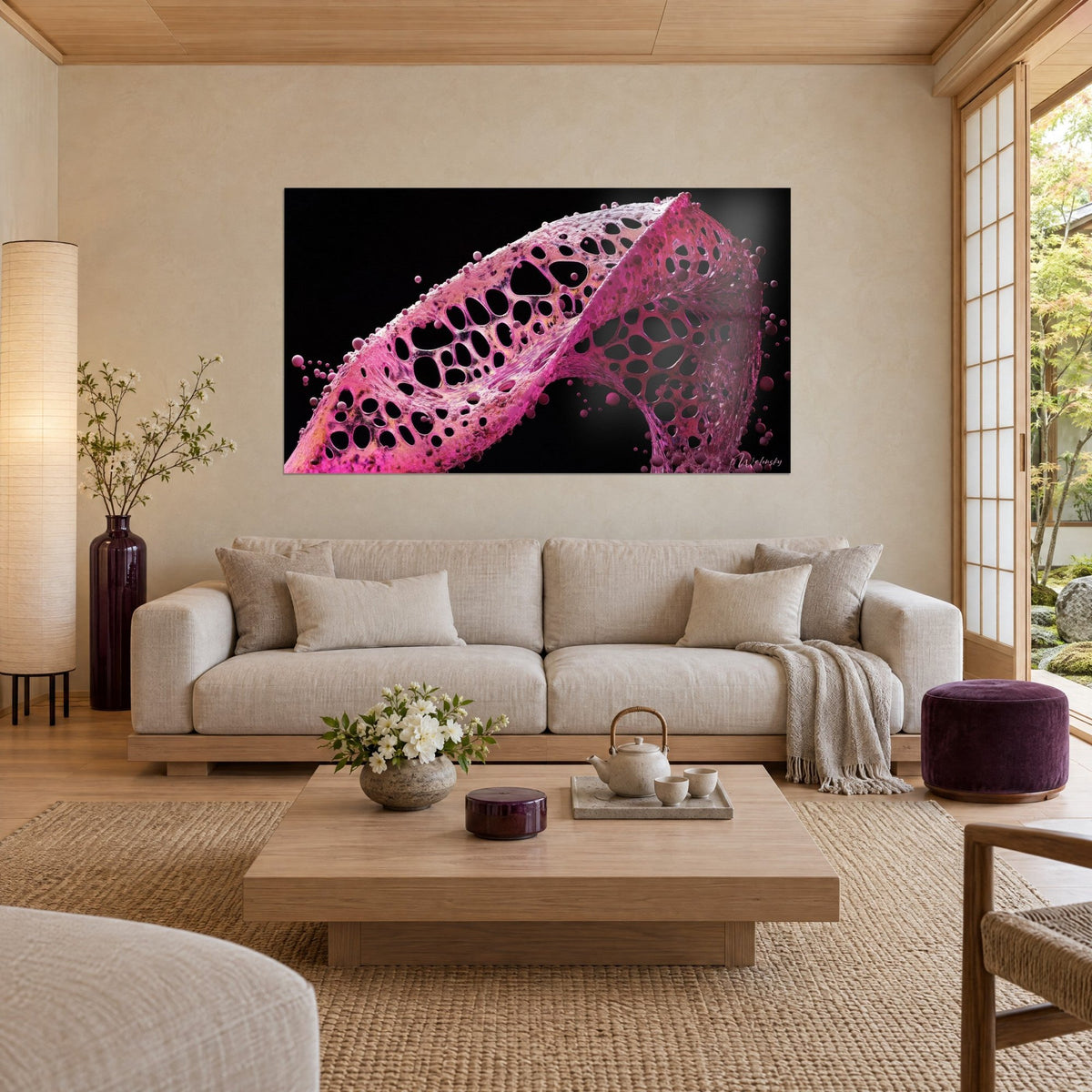 Tableau structure moléculaire rose aux alvéoles ovales sur fond noir, perles roses en suspension, au-dessus d'un canapé dans un salon lumineux