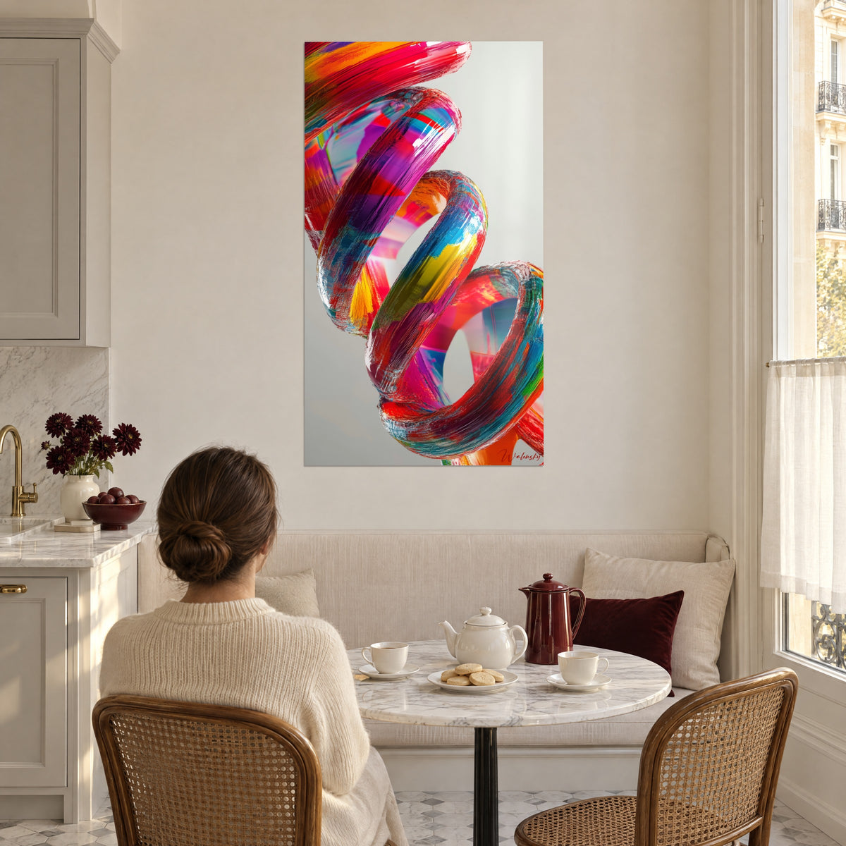 Schilderij kleurrijke kronkel in fuchsia en citroengeel, vrouw van achteren aan tafel, ontbijthoekje en witte lijsten