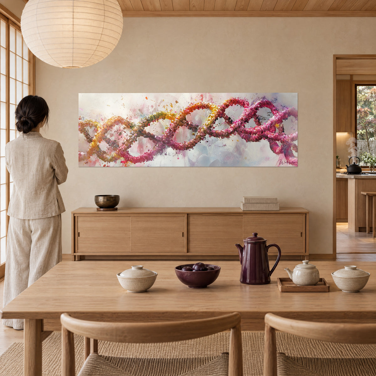 Cuadro entrelazado genético en guijarros rosa vivo y verde oliva, fragmentos de pintura, contemplado por una mujer en una habitación de madera