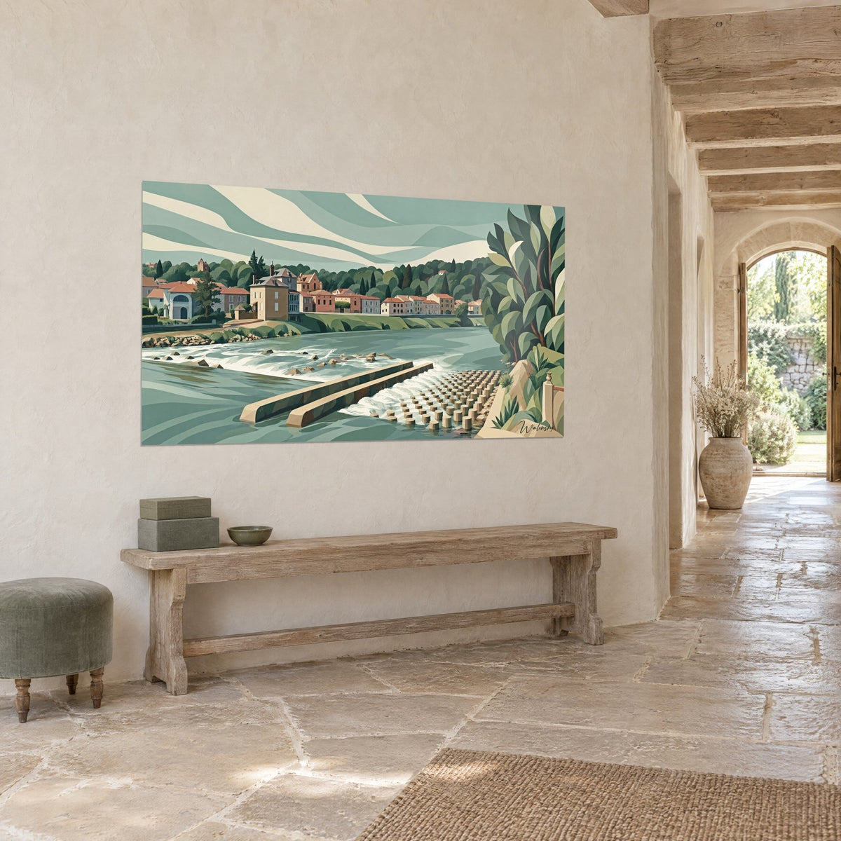 Schilderij rustige rivier die over een stenen drempel glijdt, roze en okerkleurige huizen, golvende crèmekleurige lucht, stenen muur van een hal