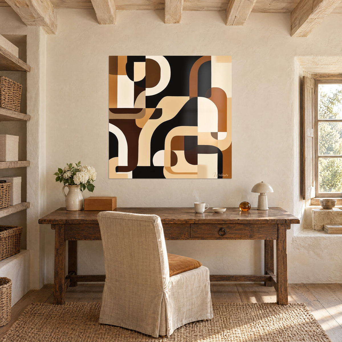 Cuadro motivos modernos en bloques ocre, negro y beige claro, escritorio de madera antigua, silla con funda de lino, ventana al campo