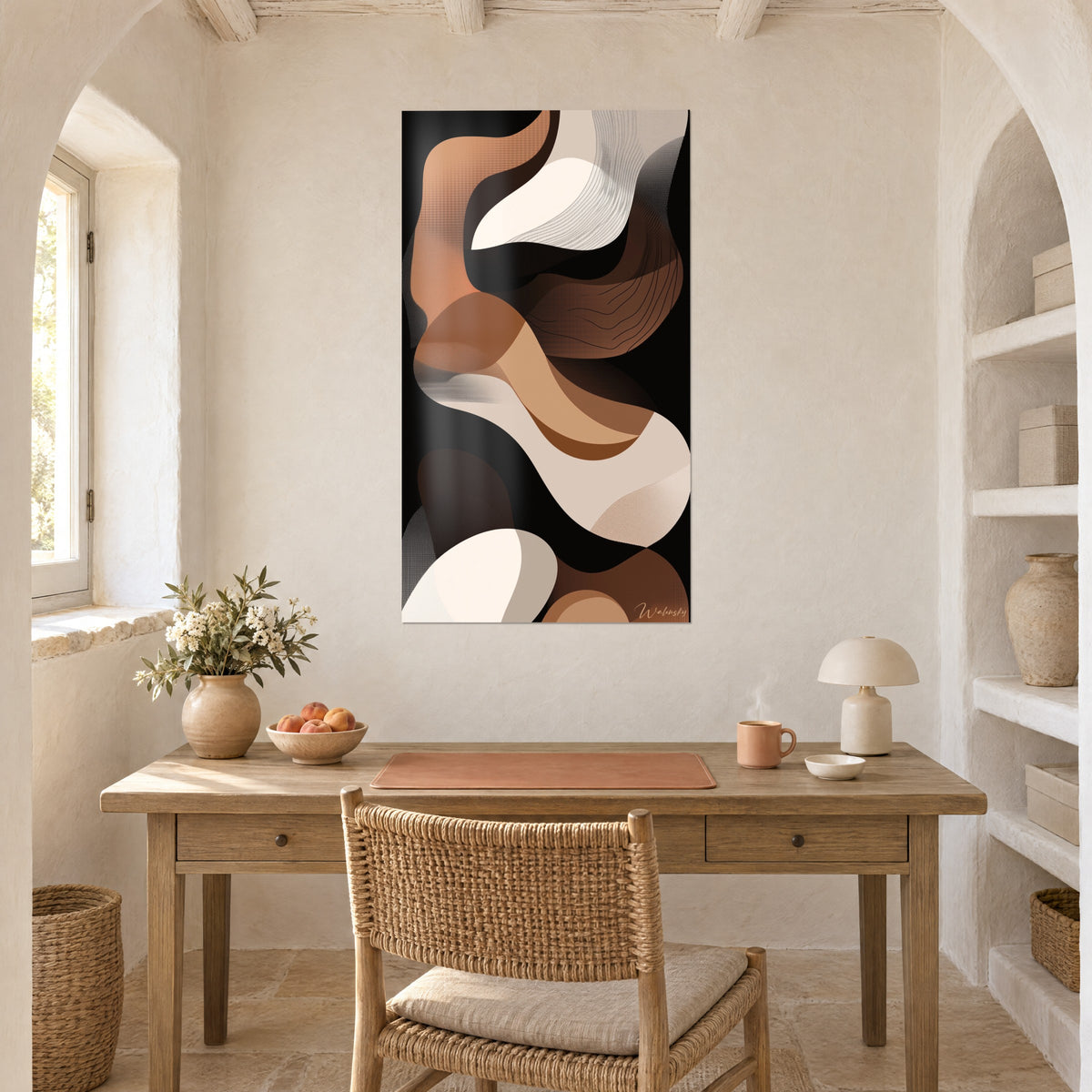 Gemälde mit fließenden Silhouetten in Ocker, Elfenbein und Schwarz an der Wand eines Büros aus hellem Holz, weiße Nische, mediterranes Haus