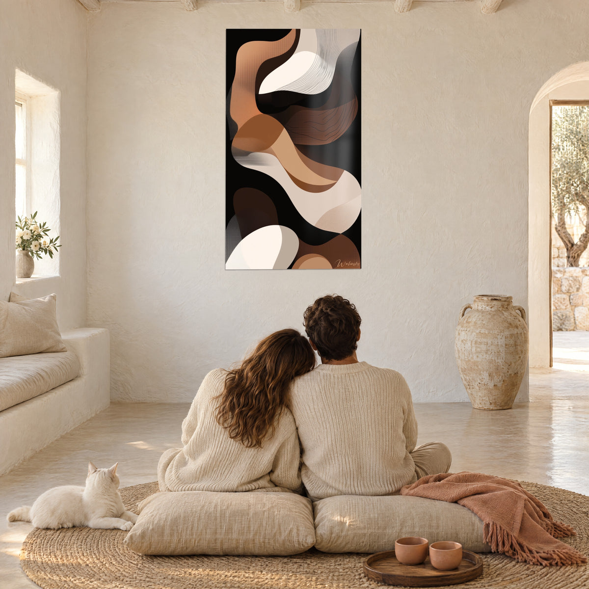 Gemälde mit wellenförmigem Lappenmotiv in Kupfer und Creme, Paar von hinten auf Binsenkissen mit einer Katze, mediterranes Haus