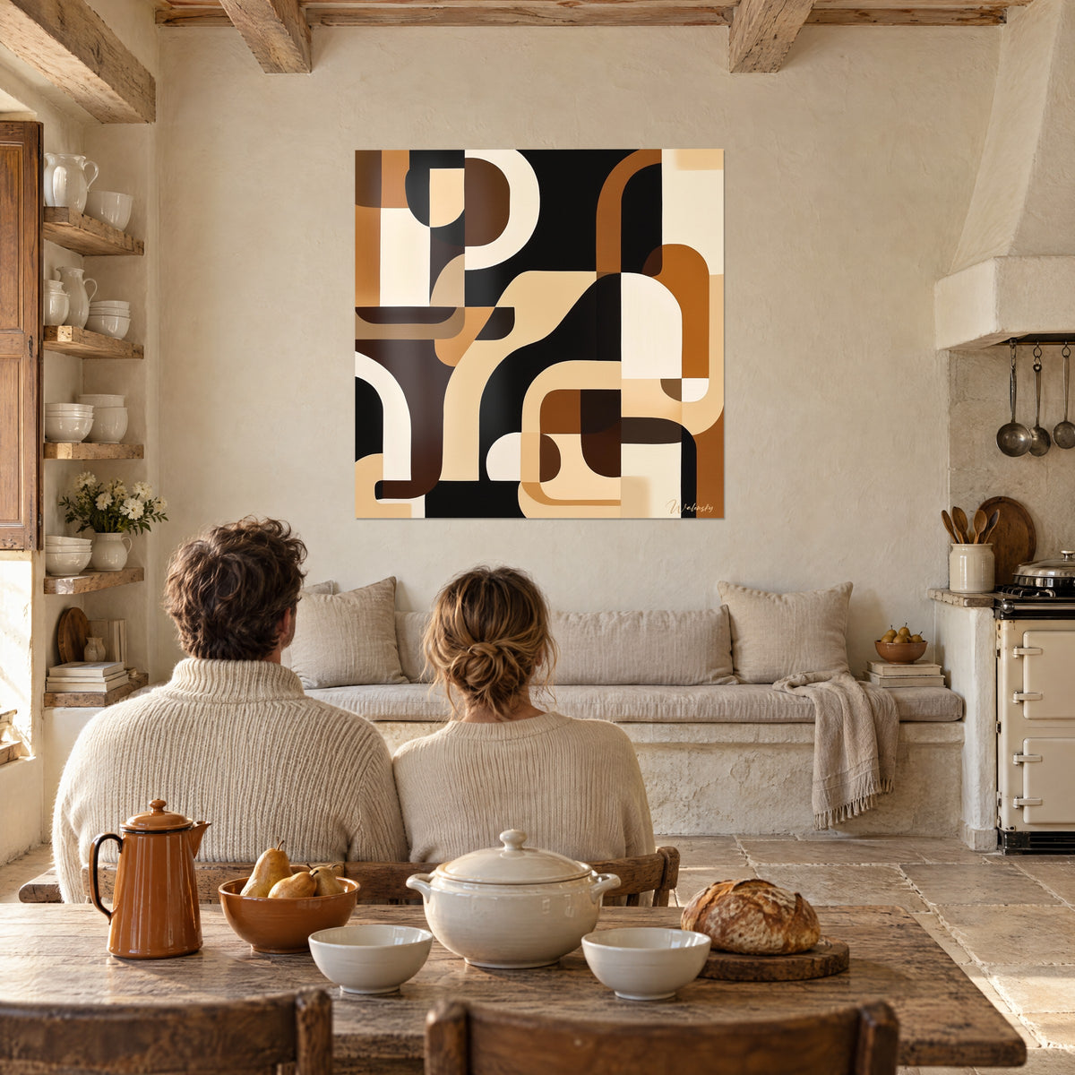 Cuadro arte geométrico africano con tonos tierra de Siena, marfil y negro, pareja de espaldas, vigas y estantes de vajilla en la cocina