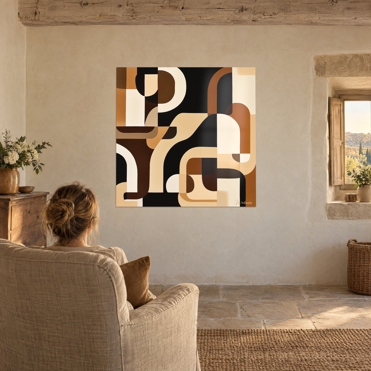 Cuadro composición inspirada en el Sahel, marrones cálidos, crema y negro intenso, mujer de espaldas en un sillón, muro de piedra clara