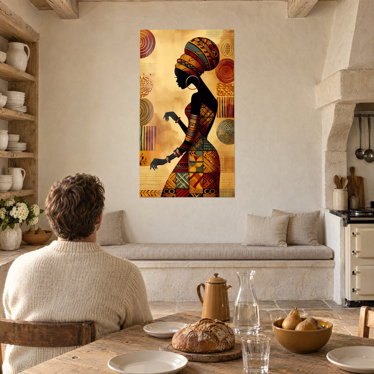 Tableau portrait stylisé d'une femme au turban brique et moutarde, cercles concentriques cuivrés, deux convives de dos dans une cuisine