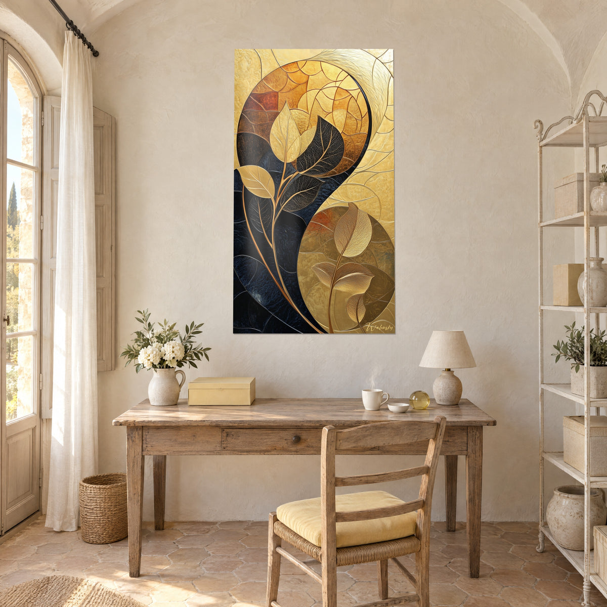 Gemälde mit Arabeske aus goldenen Blättern auf bläulicher Nacht, bernsteinfarbene und honiggelbe Kreise, über einem Holzschreibtisch in einem Mas