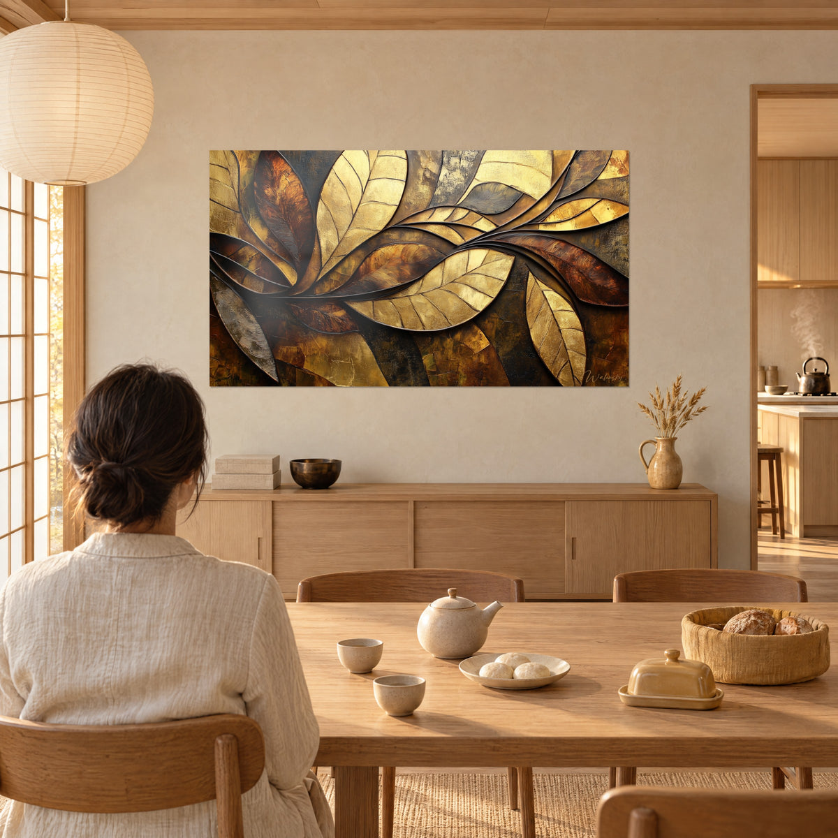 Schilderij met plantaardige poëzie van gecizeleerde bladeren, stralend goud en diep bruin, een vrouw van achteren, japandi eetkamer