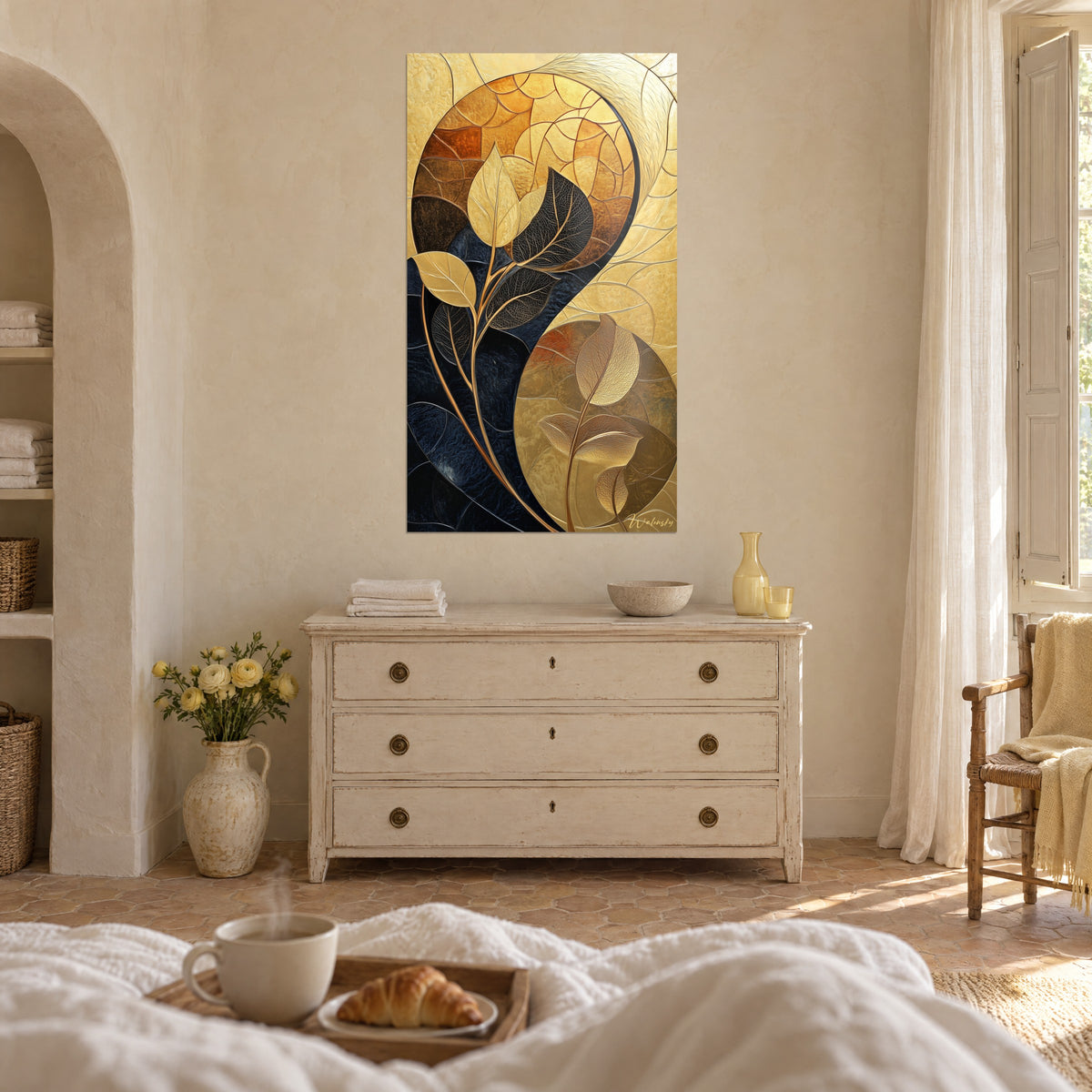 Gemälde mit schlanken Stielen und champagner- und marineblauen Blättern, bernsteinfarbene und kupferne Voluten, über einem Bett in einem hellen Schlafzimmer