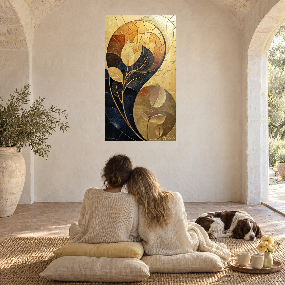 Gemälde mit Freskenwirkung aus goldenen und nachtblauen Blättern in Spiralform, zwei junge Frauen von hinten und ein Spaniel auf Leinenkissen