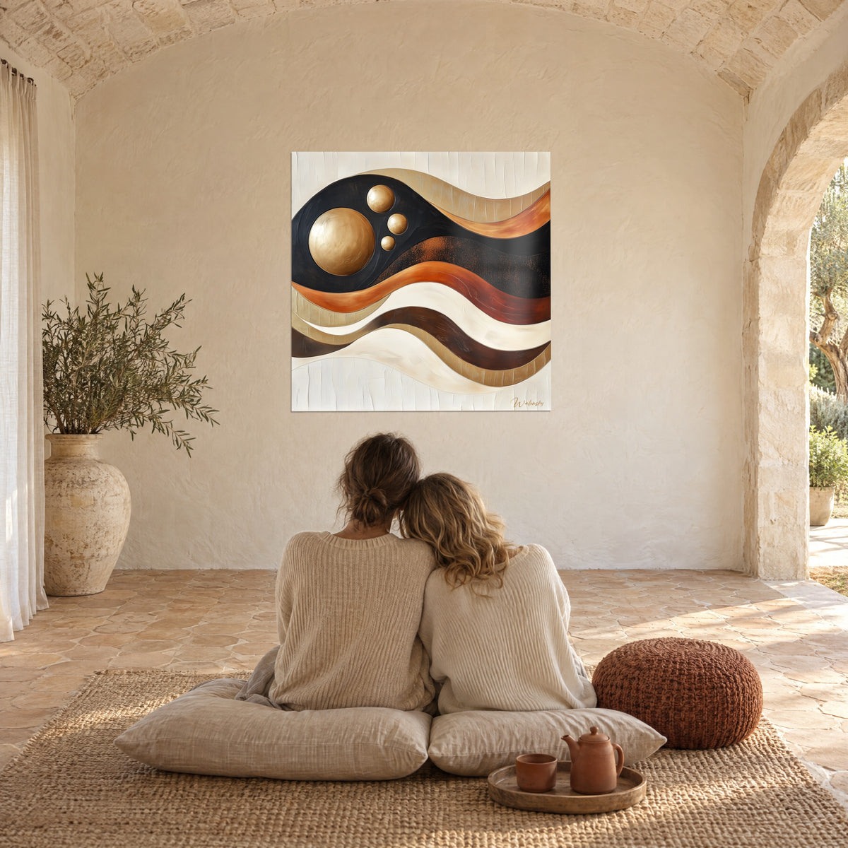 Schilderij met golfbeweging in zwart, oranje en zand, matte gouden planeten, stel van achteren zittend op kussens in de mas