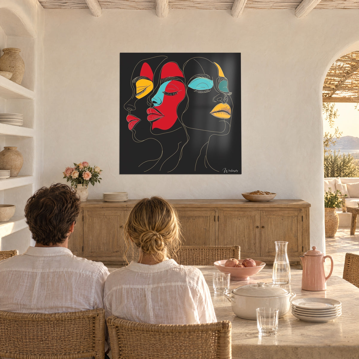 Schilderij met fijn omlijnde vrouwensilhouetten, vlakken in rood, geel en turquoise blauw op zwart, crèmekleurige muur van een mediterrane eetkamer