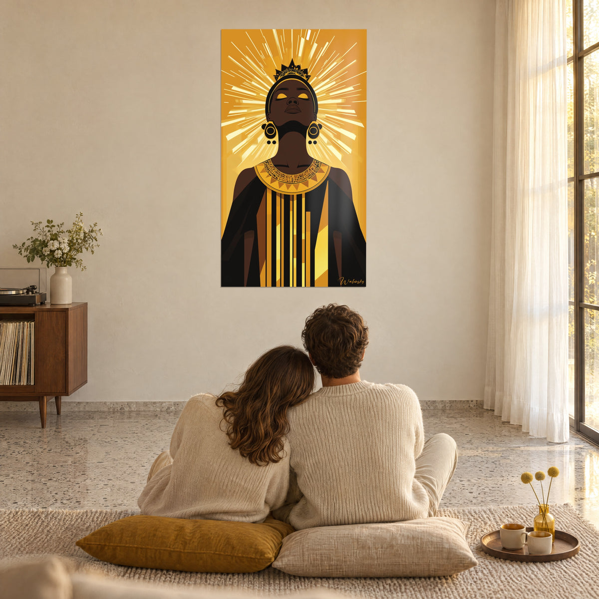 Tableau effigie solaire d'une femme couronnée, aplats noirs et dorés en bandes verticales, couple de dos assis sur des coussins moutarde