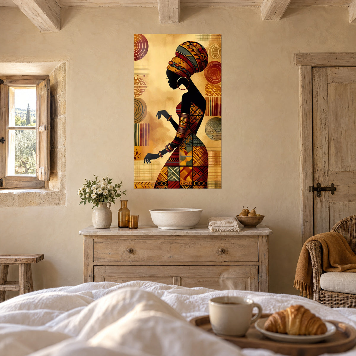 Tableau élégante aux bracelets dorés et au haut turban ocre et vert sauge, fond sable chaud, au-dessus d'un lit dans une chambre claire