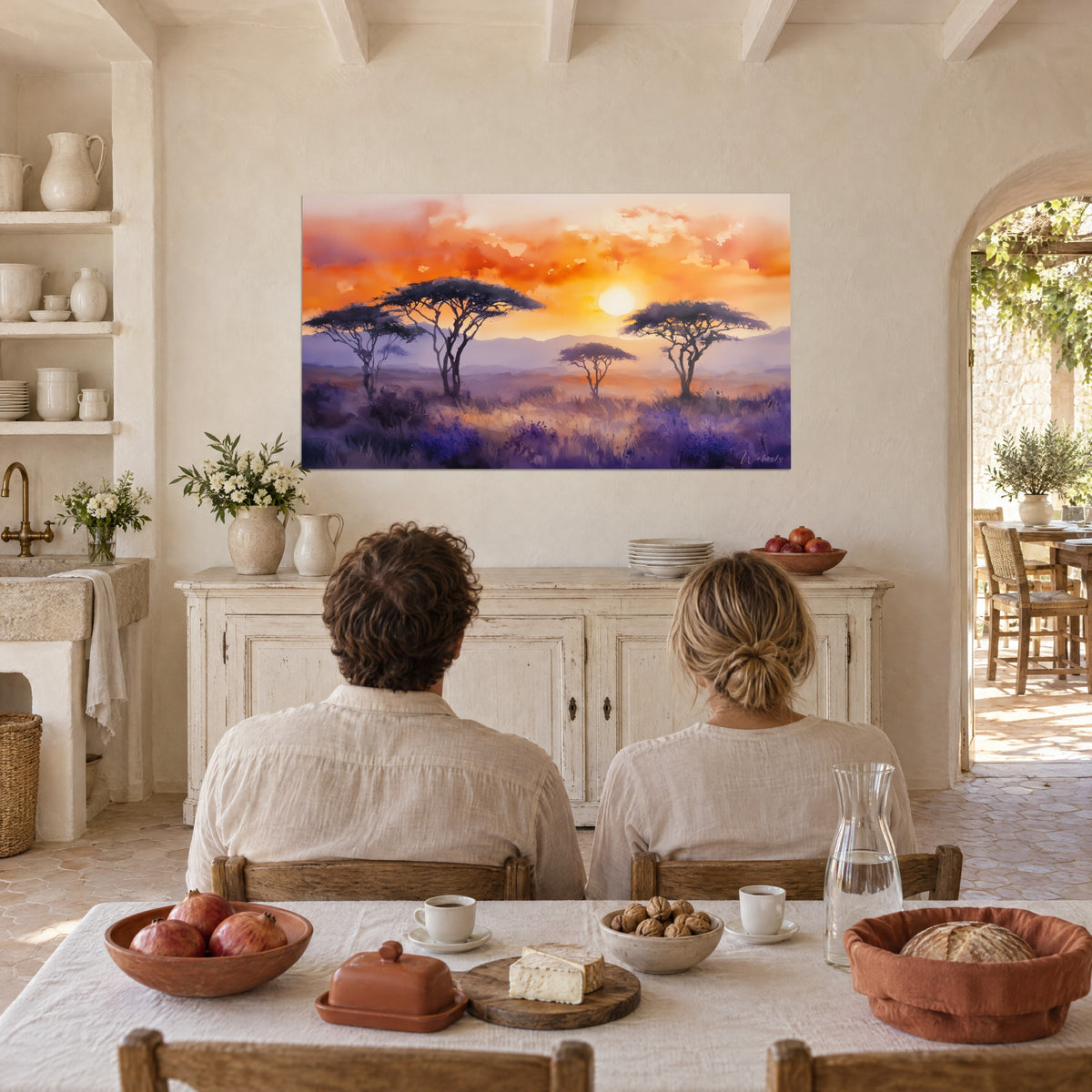 Cuadro de horizonte africano en acuarela, disco solar amarillo pálido, árboles oscuros en forma de sombrilla, pareja de espaldas en una mesa de un mas provenzal