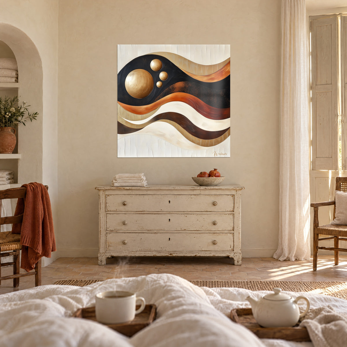 Schilderij met vloeiende krommen in gebrand oranje en zwart, verhoogde gouden bollen, gezien vanuit bed, boven een bed in een lichte slaapkamer