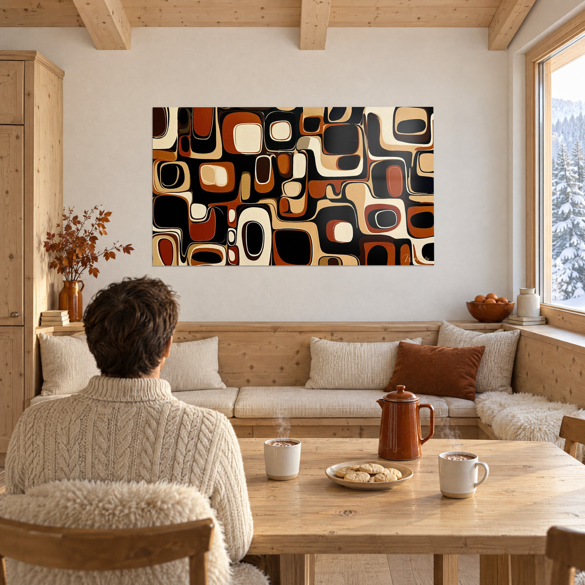 Tableau art africain abstrait en cases arrondies noir profond et terre de sienne, jeune homme de dos, table en bois et tasses