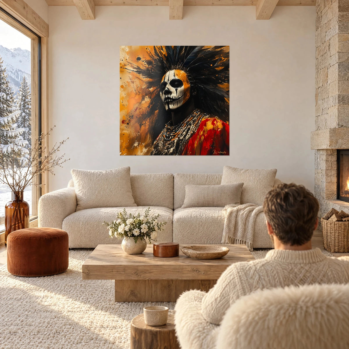 Gemälde eines Kriegers mit weiß-schwarzem Totenkopfgesicht, Kopfschmuck aus dunklen Federn, ockerfarbener Hintergrund und roter Umhang, über einem Sofa in einem hellen Wohnzimmer