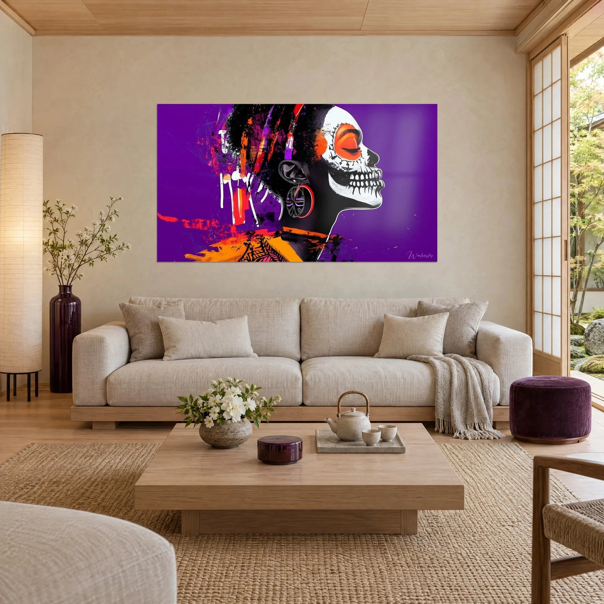Tableau profil de femme au masque de crâne blanc, fond violet pourpre et éclaboussures orange, au-dessus d'un canapé dans un salon lumineux
