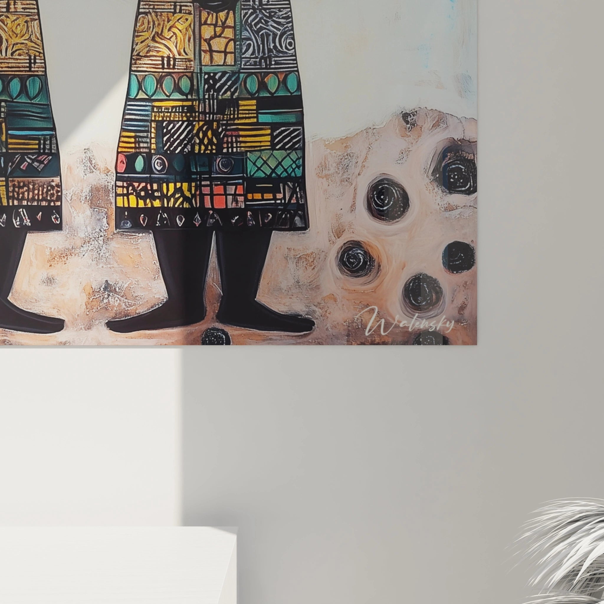 Tableau africain mural coloré signé Walensky représentant des figures en tenue traditionnelle sur fond clair