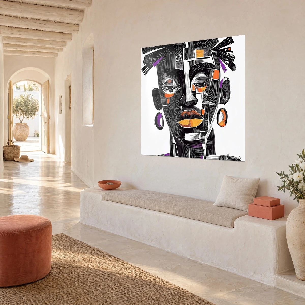 Gemälde eines geometrischen Gesichts mit violetten Ohrringen und gelborangen Lippen, vor einer Steinwand eines mediterranen Hauses