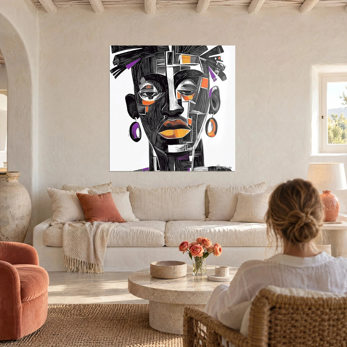Gemälde im kubistischen Porträtstil mit schwarzen eingravierten Linien und orangefarbenen, violetten Akzenten, über einem Sofa in einem hellen Wohnzimmer