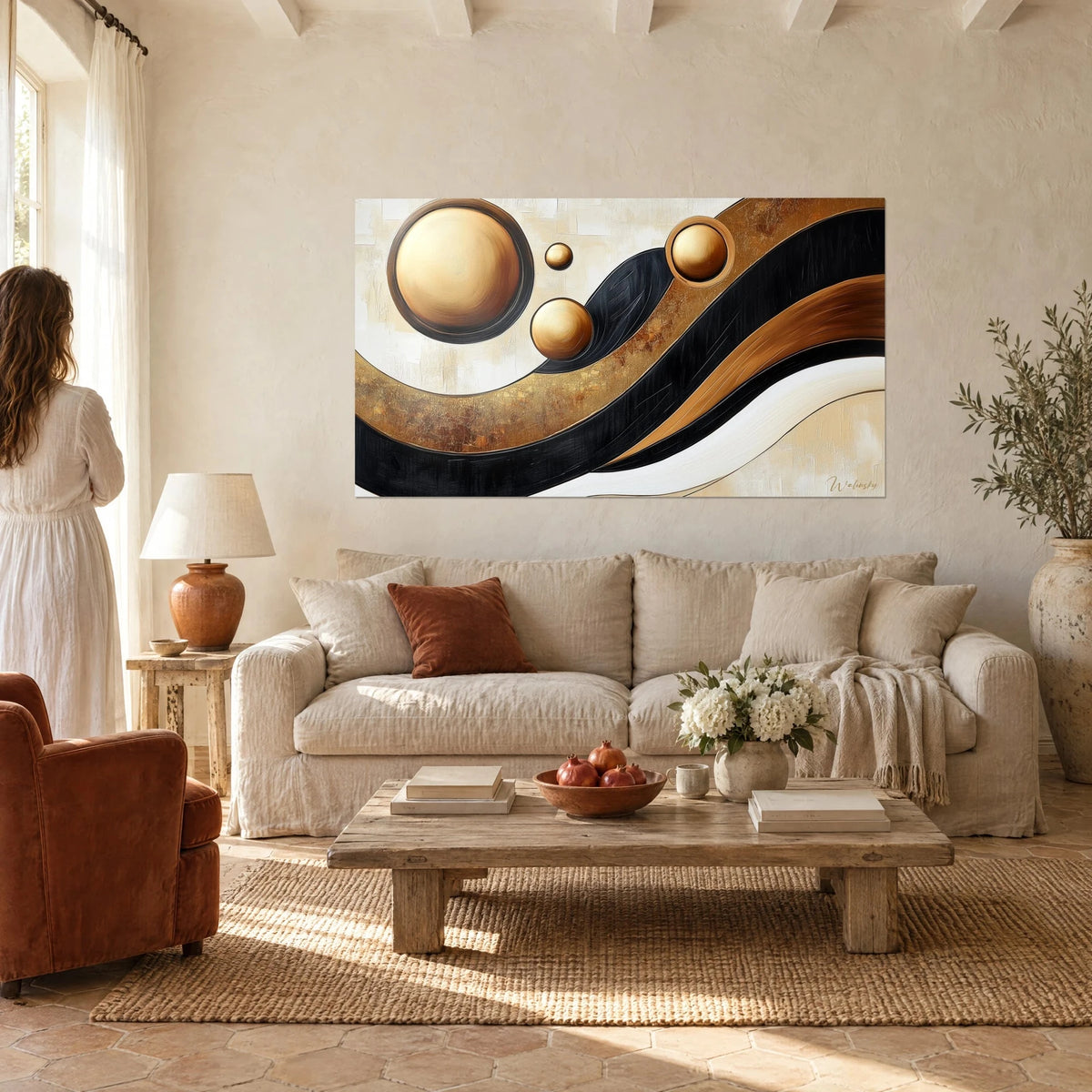 Gemälde mit goldenen Kugeln auf ebenholzschwarzen und kupfernen Wellen, Paar von hinten, über einem Sofa in einem hellen Wohnzimmer