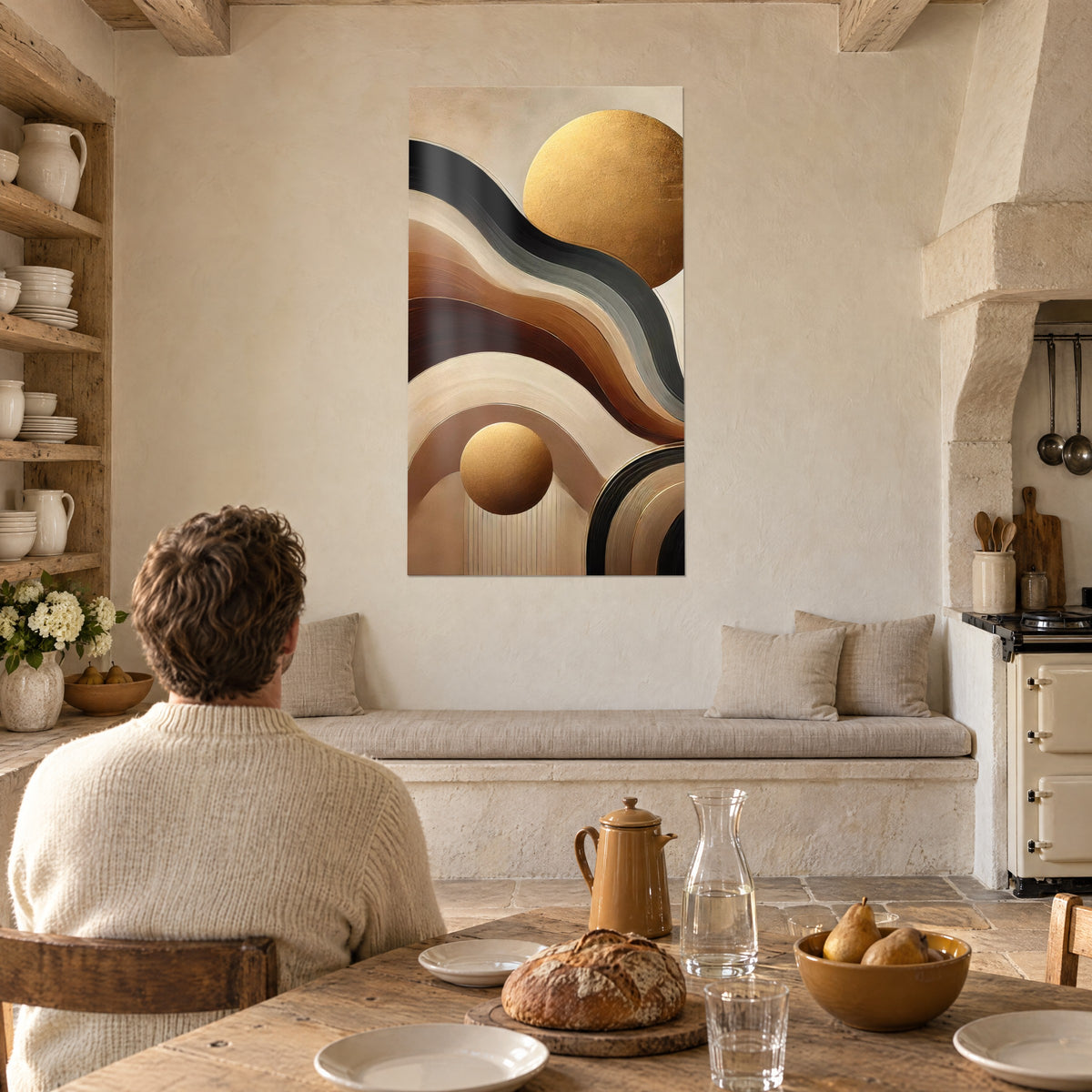 Schilderij met golvende leigrijze en karamelkleurige linten en een grote gouden bol, licht gestuukte muur, rustieke keuken en houten balken