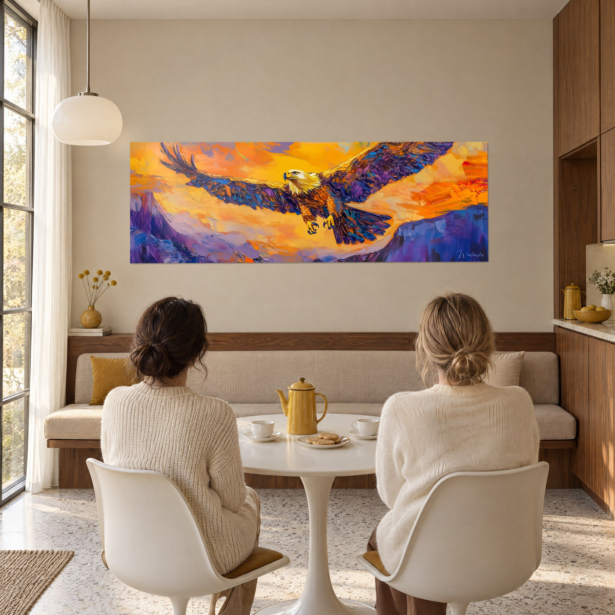 Cuadro gran ave sobrevolando cumbres violetas bajo un cielo amarillo ámbar, dos mujeres de espaldas sentadas a la mesa del salón