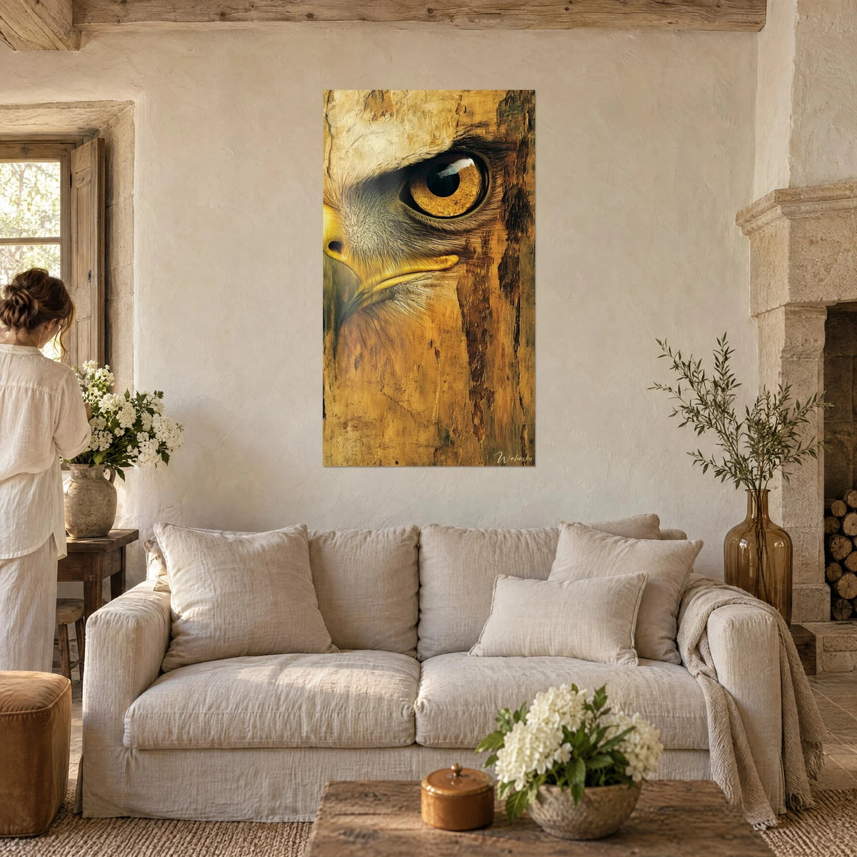 Tableau rapace à l'œil ambré fixant l'horizon, bec jaune et plumes grises, au-dessus d'un canapé dans un salon lumineux