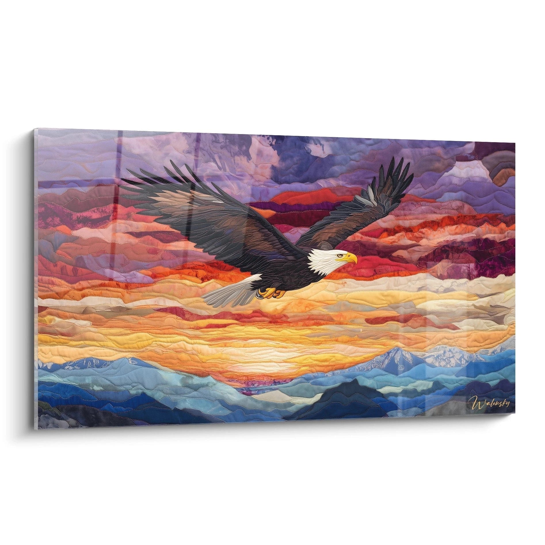 Un tableau artistique représentant un aigle à tête blanche en plein vol traversant un ciel aux couleurs flamboyantes d'orange, rouge et violet, survolant un paysage montagneux bleu, avec une texture textile ondulante créant du relief.
