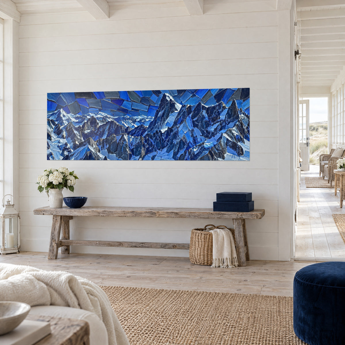 Tableau aiguilles rocheuses anthracite sous un ciel de mosaïque cobalt, vu de trois-quarts sur console, maison bord de mer