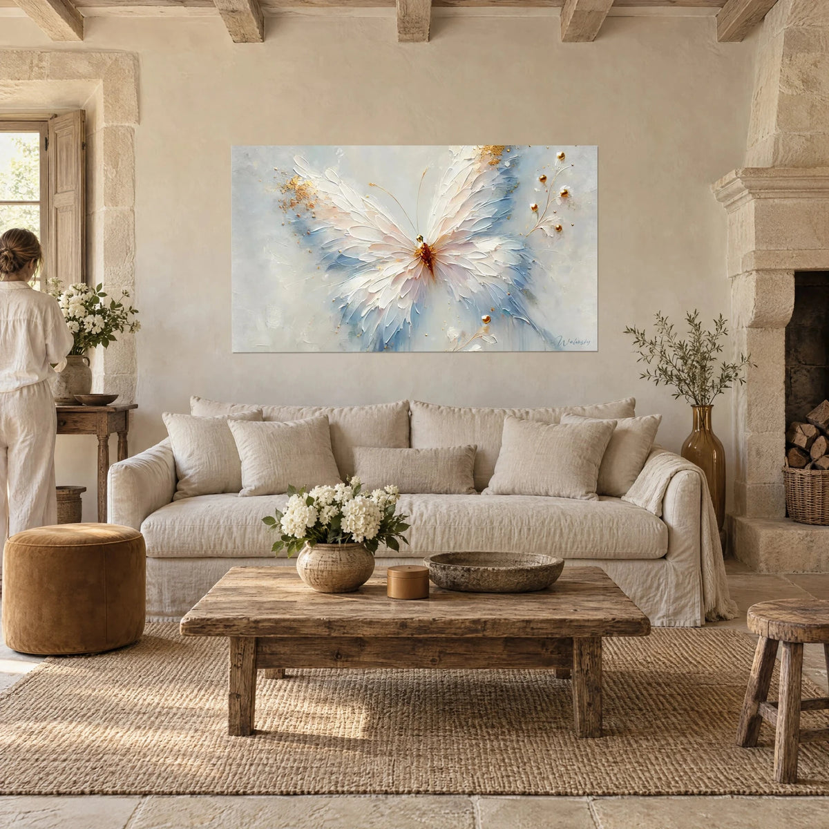 Gemälde Schmetterling mit elfenbeinfarbenen und himmelblauen Federflügeln, goldene Glanzlichter, über einem Sofa in einem hellen Wohnzimmer