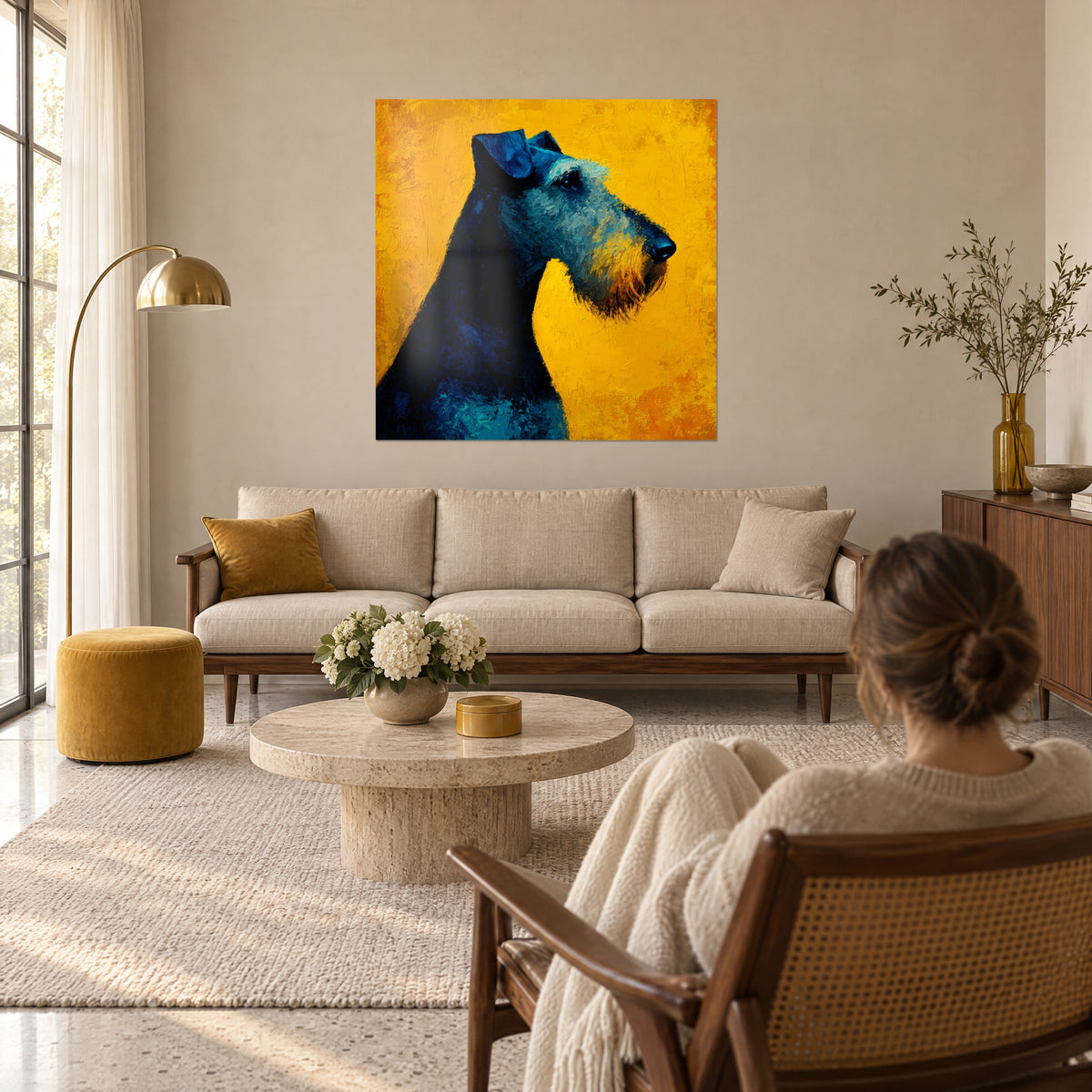 Cuadro airedale terrier de perfil, pelaje azul noche, barba fulva, fondo amarillo mostaza, sobre un sofá en un salón luminoso