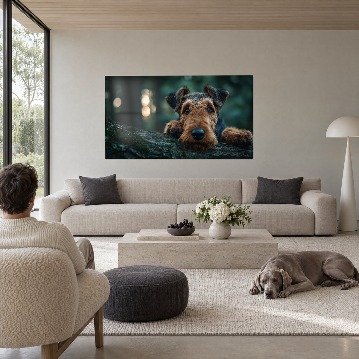 Πίνακας με Airedale terrier με κοκκινωπό μουσούδι, πηγούνι ακουμπισμένο σε βρύο κορμό πράσινου δέντρου, χρυσό θολό φόντο bokeh, πάνω από καναπέ σε φωτεινό σαλόνι