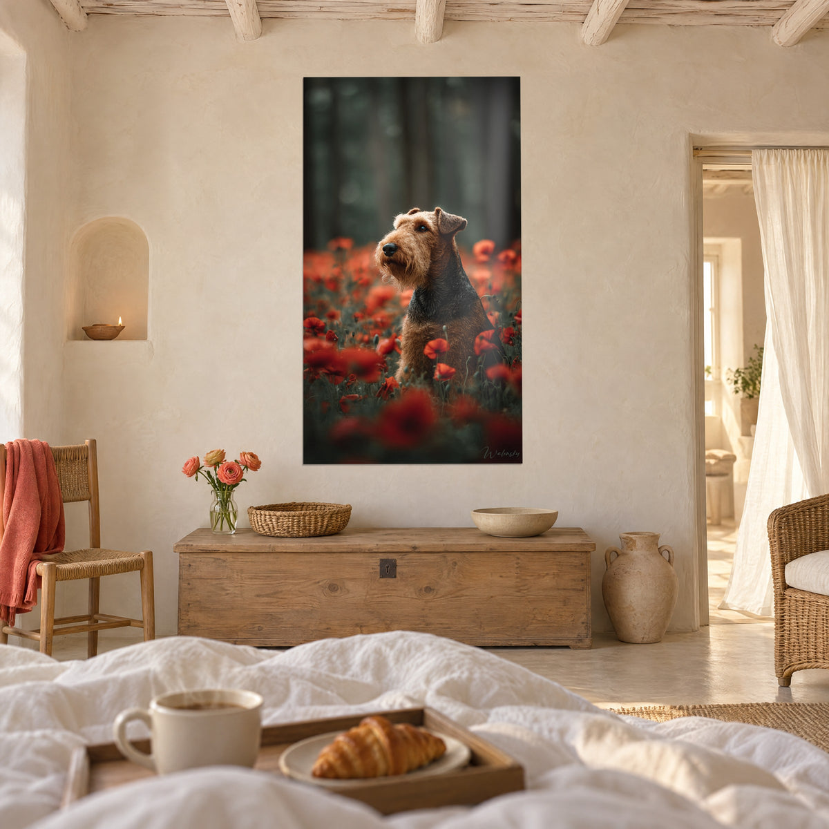 Πίνακας πορτρέτο ενός κοκκινοκαφέ terrier με μαύρο λαιμό και χρυσή γενειάδα, μπροστά σε χωράφι με κατακόκκινες παπαρούνες, πάνω από κρεβάτι σε φωτεινή κρεβατοκάμαρα