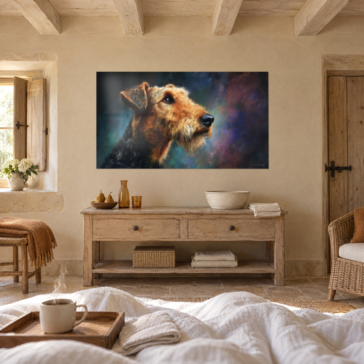 Cuadro de retrato canino con pelaje anaranjado y pecho oscuro, cielo azul noche y rosa, encima de una cama en un dormitorio luminoso